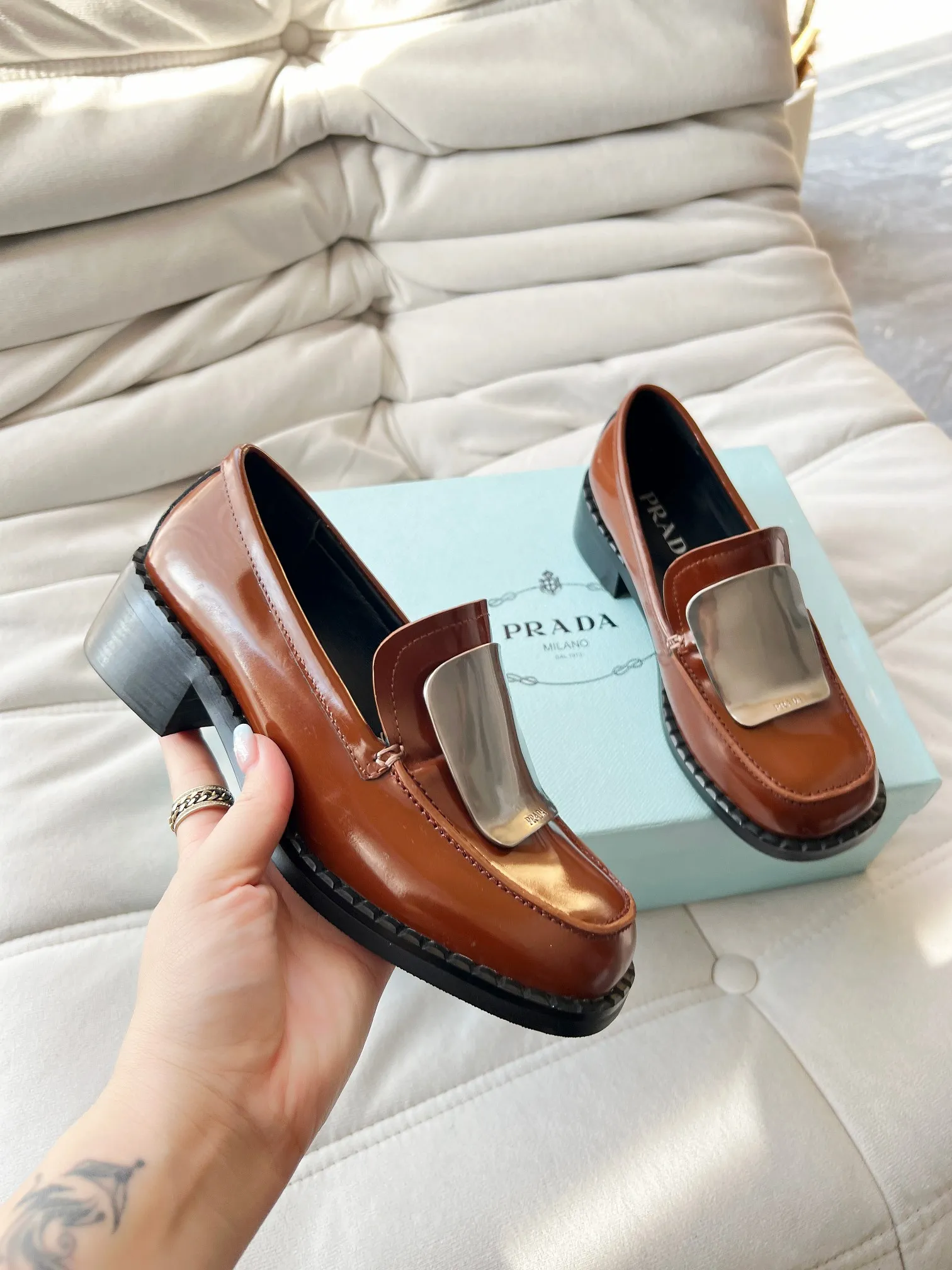 👟👟Ex-factory price 560👟👟 Prada’s new spring and summer women’s clothing｜Absolutely beautiful🥰Exception! Extra number! Anita will continue to update the latest SS25 catwalk pre-sale models, with novel logos as soul mates. Full of fun ~ Adhering to the trend-setting vane, you must believe in Prada's ability to capture fashion. 35-42 yards